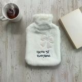 Hello Everyone Yazılı Kurdeleli Beyaz Peluş Sıcak Su Torbası 1 Lt – Yumuşak Kılıf, Uzun Süre Sıcak Tutan Termal Su Torba