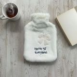 Hello Everyone Yazılı Kurdeleli Beyaz Peluş Sıcak Su Torbası 1 Lt – Yumuşak Kılıf, Uzun Süre Sıcak Tutan Termal Su Torbası (2818)