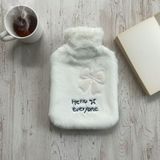 Hello Everyone Yazılı Kurdeleli Beyaz Peluş Sıcak Su Torbası 1 Lt – Yumuşak Kılıf, Uzun Süre Sıcak Tutan Termal Su Torbası (4604)