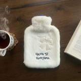 Hello Everyone Yazılı Kurdeleli Beyaz Peluş Sıcak Su Torbası 1 Lt – Yumuşak Kılıf, Uzun Süre Sıcak Tutan Termal Su Torbası (5224)