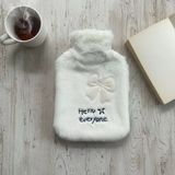 Hello Everyone Yazılı Kurdeleli Beyaz Peluş Sıcak Su Torbası 1 Lt – Yumuşak Kılıf, Uzun Süre Sıcak Tutan Termal Su Torbası (5570)