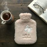 Hello Everyone Yazılı Kurdeleli Pembe Peluş Sıcak Su Torbası 1 Lt – Yumuşak Kılıf, Uzun Süre Sıcak Tutan Termal Su Torbası (2818)