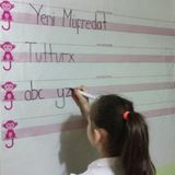 Hereveoyuncak Kılavuz Çizgili Akıllı Kağıt Yazı Tahtası Duvarda Iz Bırakmaz Statikk Yeni Müfredata Uygun 100X56CM
