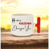 Herkes Kalbinin Ekmeğini Yer Tasarımlı Kırmızı T Kulplu Seramik Baskılı Kupa Bardak 250 ml - 010 - Beyaz