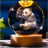 Herşeytrend Dekoratif Panda Tasarımlı Ahşap Altlıklı Işıklı Cam Küre Büyük Boy Cam:8cm Ahşap:2cm Vitrin