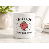 HiperAD Reklam Tatlıyım Çünkü Ben Buyum Yazılı Çilek Desenli Porselen Kupa Bardak 300 ml Süblimasyon Baskılı Sevimli Hediyelik Kupa - Renkli