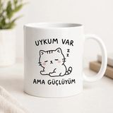 HiperAD Reklam Uykum Var Ama Güçlüyüm Yazılı Kedi Desenli Porselen Kupa Bardak 300 ml Süblimasyon Baskılı Sevimli Hediyelik Kupa - Renkli