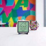 Home Sweet Home Yazılı Modern Hatıra Obje 10x10 cm | Giriş ve salonunuz için şık bir parça, ev ve ofis dekorasyonunu tamamlayan özel parça