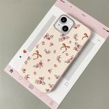 HONTINGA iPhone 14 Plus ile Uyumlu Kılıfı Deri Dokusu Anti Düşme Yumuşak Silikon Telefon Kılıfı Çiçek Desen K7-3077 - Beyaz