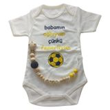 Hoşgeldin Bebek, Yenidoğan Erkek Bebek, Sarı Lacivert Babamın Oğluyum Taraftar Badi ve İsimli Emzik Askısı Hediye Seti (3-6 AY)