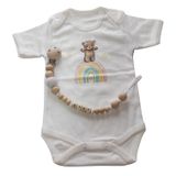Hoşgeldin Bebek, Yenidoğan Ünisex Bebek, Gökkuşağı Ayıcık Baskılı Badi ve İsimli Emzik Askısı Hediye Seti (0-3 AY)