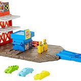 Hot Wheels Monster Trucks Patlama İstasyonu Oyun Seti ve 1 adet 1:64 ölçekli HW Demo Derby ile 3 adet parçalanabilen araba, fırlatıcı, efsane ezme ve çarpma eğlencesi, 4-8 yaş HFB12