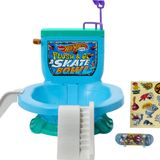 Hot Wheels Paten klavye klozet, paten seti, Flush & Go paten parkı, 1 özel tahta, 1 çift çıkarılabilir paten ayakkabısı ve çıkartma levhası ile