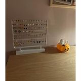 HouseTrend Küpe Standı ve Takı Organizeri – Metal Küpe Askısı ve Mücevher Düzenleyici – Sallantılı, Halka ve Vidalı Küpeler İçin Dekoratif Masaüstü Takı Tutucu Sergileme Standı - Jewelry Stand