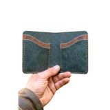 Huggy Craft Hakiki Deri Mini Petrol Yeşili Cüzdan – Minimalist Katlanır Tasarım El Yapımı Kartlık