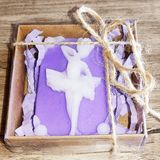 Huzur Soap Huzur Sabun, Balerin Kız Desenli Hediyelik ve Doğal El Yapımı Kokulu Sabun (Beyaz ve Menekşe)