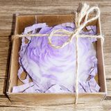 Huzur Soap Huzur Sabun, Kadife Çiçek Desenli Hediyelik ve Doğal El Yapımı Kokulu Sabun (Beyaz ve Menekşe)