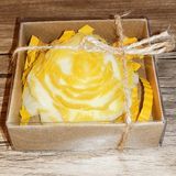 Huzur Soap Huzur Sabun, Kadife Çiçek Desenli Hediyelik ve Doğal El Yapımı Kokulu Sabun (Beyaz ve Sarı)
