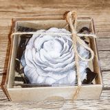 Huzur Soap Huzur Sabun, Kadife Çiçek Desenli Hediyelik ve Doğal El Yapımı Kokulu Sabun (Gri ve Beyaz)