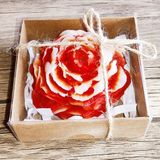 Huzur Soap Huzur Sabun, Kadife Çiçek Desenli Hediyelik ve Doğal El Yapımı Kokulu Sabun (Kırmızı ve Beyaz)
