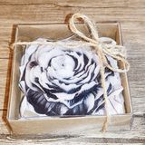 Huzur Soap Huzur Sabun, Kadife Çiçek Desenli lik ve Doğal El Yapımı Kokulu Sabun (Beyaz ve Siyah)