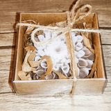 Huzur Soap Huzur Sabun, Krizantem Çiçek Desenli Hediyelik ve Doğal El Yapımı Kokulu Sabun (Kahve ve Beyaz)
