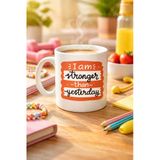 I Am Stronger Than Yesterday Motivasyon Kupası Model 136 – İlham Veren Tasarım, Porselen Kahve & Çay Kupası – Günlük Motivasyon Hediyesi