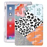 Idocolors Pad Kılıf Leopar Patchwork Desenli Beyaz Kılıf ipad 7./8./9. Nesil (iPad 10.2 İnç Kılıf 2019/2020/2021) Komik Yıldız Çizilmez Darbeye Dayanıklı Kalem Tutucu Üç Katlı Stand Kılıf