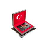 İhvan Yayınları Ahşap Kutulu Türk Bayrağı Desenli Hediye Kur'An Seti Dini Hediyelik