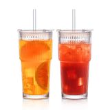INSETLAN 20 oz Kapaklı ve Cam Pipetli Nervürlü Cam Bardaklar - 2 Parça Züccaciye Seti, Kalınlaştırılmış Cam, Buzlu Kahve, Smoothies, Kokteyller ve Meyve Suları için İdeal - Zarif ve Dayanıklı İçecek