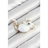 Inure Jewelry Zirkon Taşlı İnci Detaylı Beyaz 3D Kedi Figürlü Gold Renk Kadın Broş