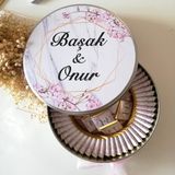 İremden Pembe Bahar Çiçekli Söz Nişan Nikah Çikolatası Metal Kutuda 100'LÜ Çikolata - 501 gr
