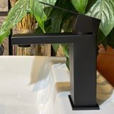 İsaoğlu Yapı Lavabo Bataryası Siyah Lavabo Musluğu Kare Modern Banyo Musluğu