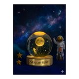 İsime Kişiye Özel Ledli Usb Ahşap Standlı Merdivenle Aya Çıkan Astronot Temalı Küre Oda Gece Lambası