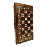 Istanbul Crafts Gerçek Beyaz Sedef İşlemeli Tavla Seti - Dışında Satranç Oyun Alanı - 35 cm Midi Boy Seyahat Tipi