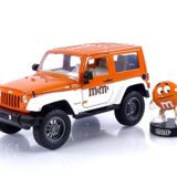Jada M & M 1:24 2007 Jeep Wrangler Die-cast Car & 2.7 inç Turuncu Figür, Çocuklar ve Yetişkinler için Oyuncaklar