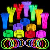 JOYIN 800 Adet 20,3 cm 7 Renk Parlayan Çubuklar Parlayan Bilezikler Kolyeler, Yanıp Sönen Kol Bilek Bantları Karanlıkta Parlayan Neon Futbol Çocuklar Yetişkinler için Parti Malzemeleri Paketi Doğum