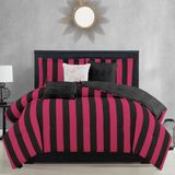 Juicy Couture Cabana Çizgili Çift Taraflı Yatak Takımı - King Boy - Siyah ve Canlı Pembe Çizgili Baskı - 6 Parça Set - 1 adet 264 cm x 228 cm Yorgan içerir, 3 Dekoratif Yastık, 2 Yastık Kılıfı