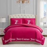 Juicy Couture - Yorgan Seti - Gotik Tasarım Yatak Takımı - King - 3 Parça Set (1) 274 x 233 cm Yorgan ve (2) 50 x 91 cm Yastık Kılıfı - Kırışmaz - Birinci Sınıf Yatak Odası Dekoru - Canlı Pembe