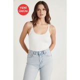 Kadın %100 Pamuklu Normal Kalıp Dantel Detaylı Regular Fit Ince Askılı Oyuk Yaka Beyaz Atlet