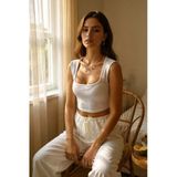 Kadın Beyaz Kare Yaka Kalınlaşan Omuz Detaylı Crop Top Bluz – Şık, Rahat Ve Kolay Kombinlenebilir