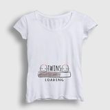 Kadın Beyaz Twins Loading Girls Yükleniyor Doğum Hamilelik T-Shirt 535472TT