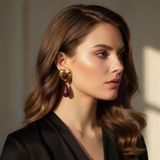 Kadın Gold Renk Kalp Formlu Bordo Taşlı Sallantılı Küpe