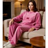 Kadın Peluş Pijama Takımı Slogan Detaylı Fonksiyonel Dayanıklı Kaliteli Konforlu Estetik Şık
