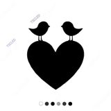 Kalbin Üzerinde Duran İki Kuş Sticker