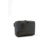 Kanvas Çapraz Çanta 26x18x6 cm, Suni Deri Detaylı, Fermuarlı, Tablet Bölmeli, Kalem Cepli, Ayarlanabilir Omuz Askılı Postacı Çantası (Füme-Acıkahve)