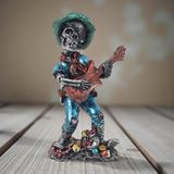 Karayip Korsanları Gitarist Müzisyen Kurukafa Heykel Masaüstü Biblo 19 cm –Ev Ofis Yeni Yıl Hediyesi