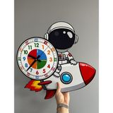 Karbonsoft Sevimli Astronot Montessori Çocuk Odası Eğitici Ahşap Duvar Saati - Sessiz Mekanizma, Şık Tasarım