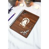 Kedili Pencere Ahşap Kapaklı Defter - Çizgisiz Defter - 60 Yaprak (120 Sayfa) - A5 15X21 cm