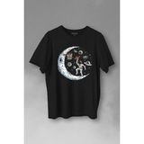 Kendim Seçtim Uzayda Ayda Satürn Gezegeni Yanında Basketbol Oynayan Astronot Baskılı Tişört T-Shirt - Siyah